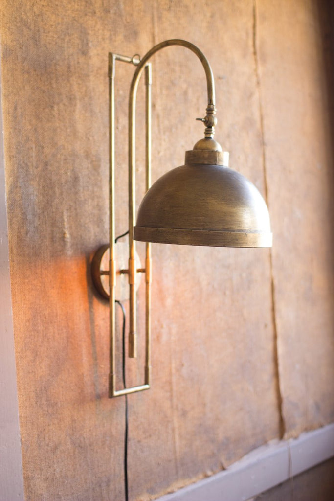 METAL WALL LIGHT WITH ANTIQUE BRASS FINISH